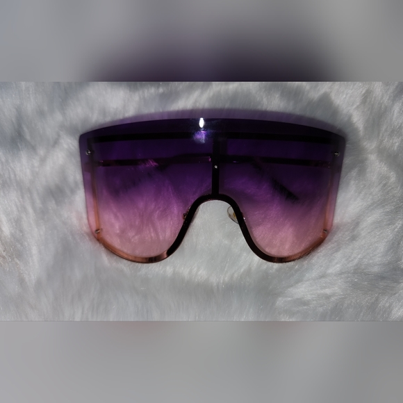 🔥 NWOT! SUNGLASSES !! 🌞 FINAL OFFER - Picture 3 of 3